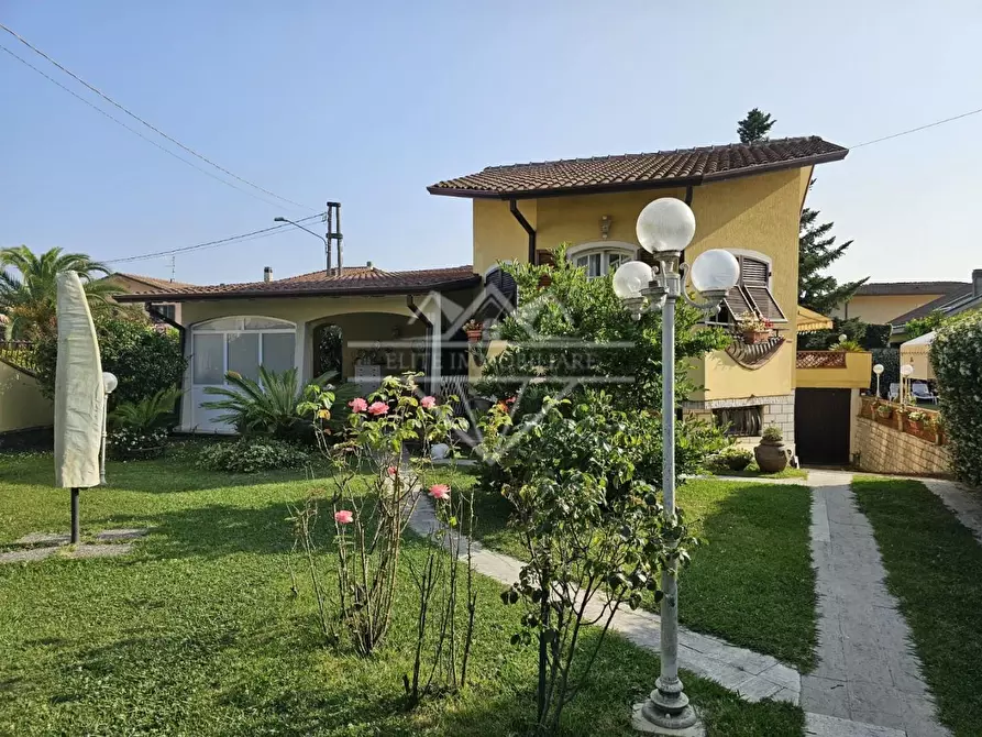 Immagine 119 di Villa in vendita  a Carrara