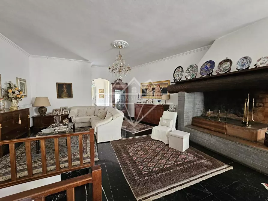 Immagine 101 di Villa in vendita  a Carrara