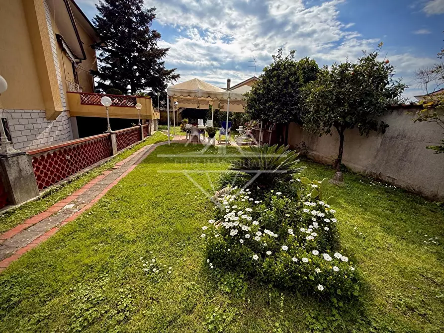 Immagine 11 di Villa in vendita  a Carrara