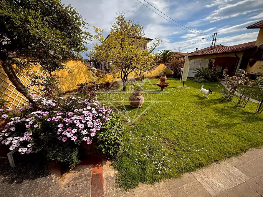 Immagine 3 di Villa in vendita  a Carrara