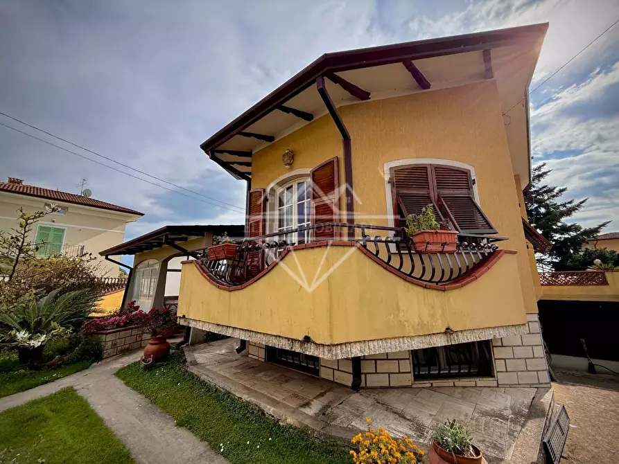 Immagine 5 di Villa in vendita  a Carrara