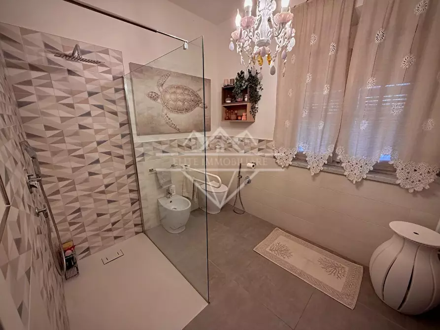 Immagine 54 di Villa in vendita  a Carrara