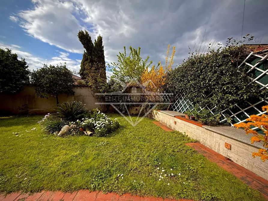 Immagine 8 di Villa in vendita  a Carrara