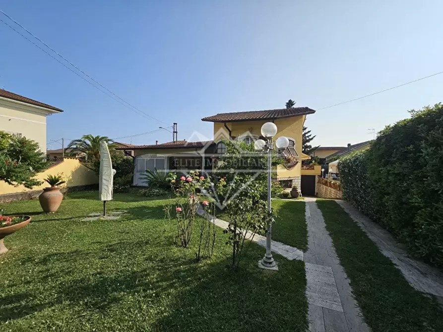 Immagine 121 di Villa in vendita  a Carrara