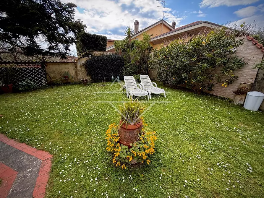 Immagine 14 di Villa in vendita  a Carrara