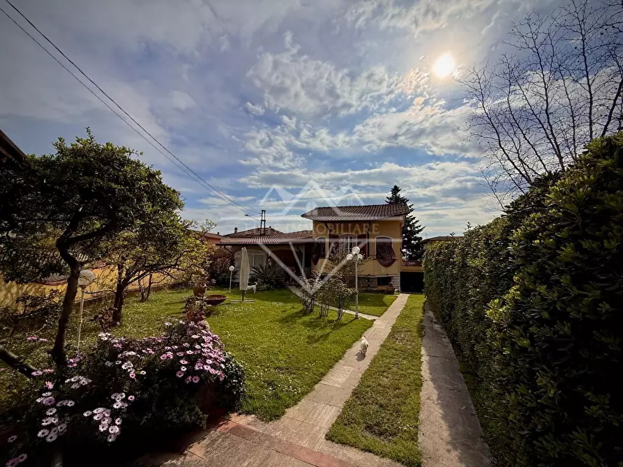 Immagine 2 di Villa in vendita  a Carrara