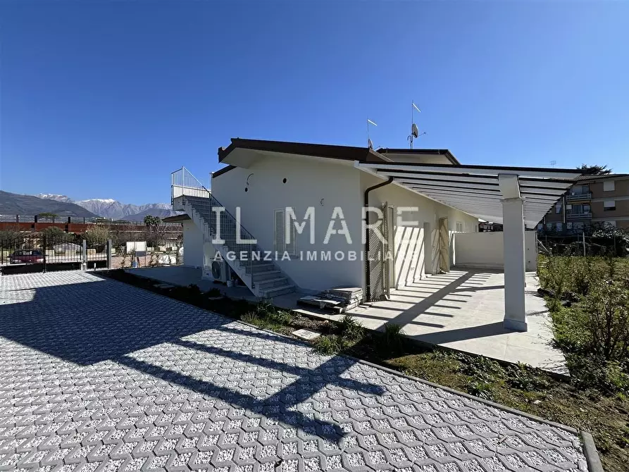 Immagine 2 di Casa bifamiliare in vendita  a Massa