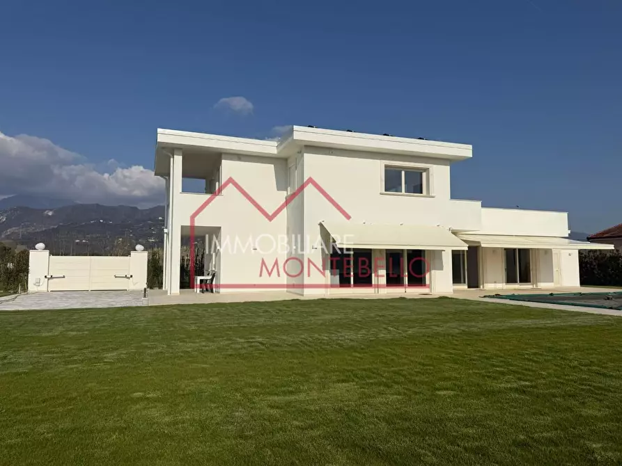 Immagine 1 di Villa in vendita  a Pietrasanta