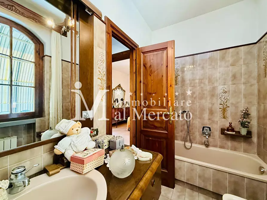 Immagine 27 di Villa in vendita  a Viareggio