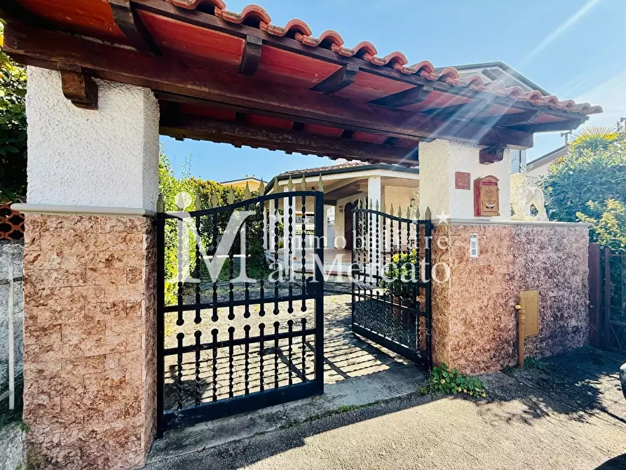 Immagine 3 di Villa in vendita  a Viareggio