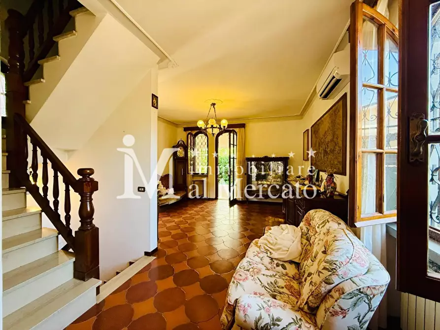 Immagine 8 di Villa in vendita  a Viareggio