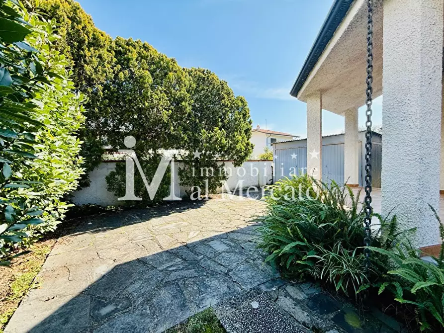 Immagine 48 di Villa in vendita  a Viareggio