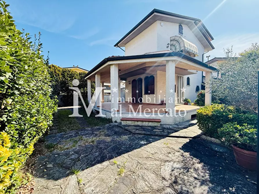 Immagine 4 di Villa in vendita  a Viareggio