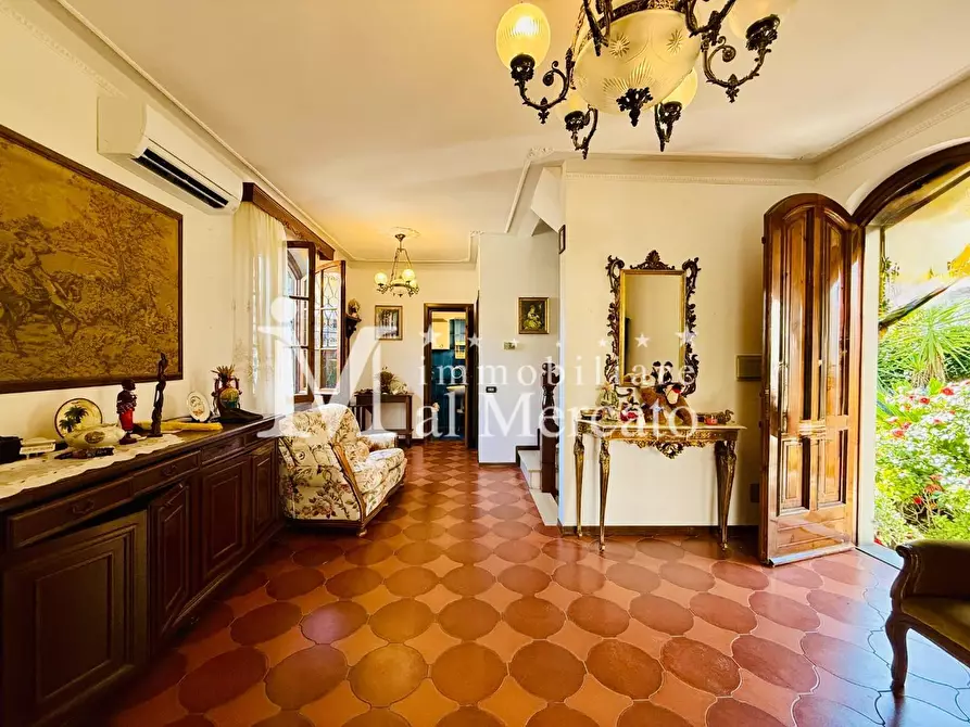 Immagine 11 di Villa in vendita  a Viareggio