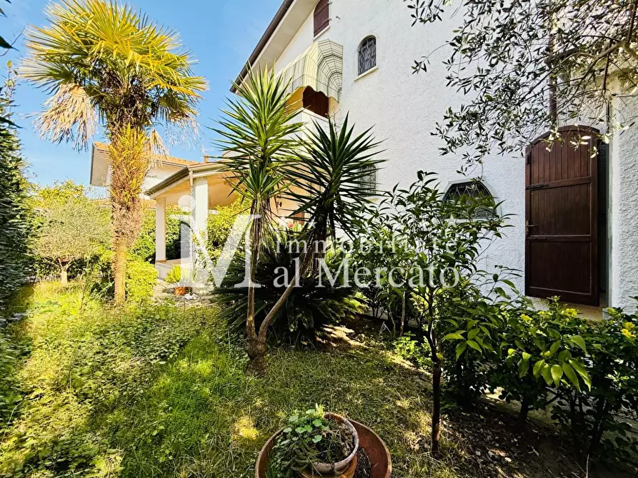 Immagine 52 di Villa in vendita  a Viareggio
