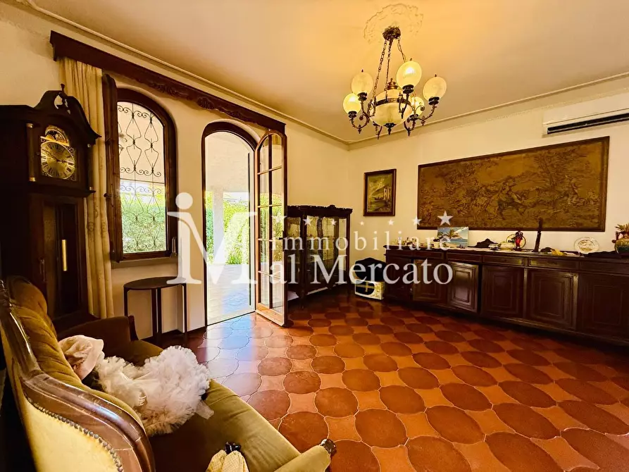 Immagine 9 di Villa in vendita  a Viareggio