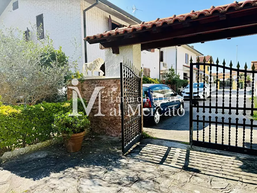 Immagine 45 di Villa in vendita  a Viareggio