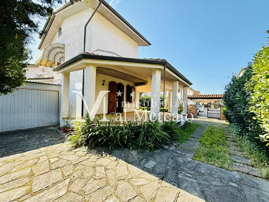 Immagine 6 di Villa in vendita  a Viareggio