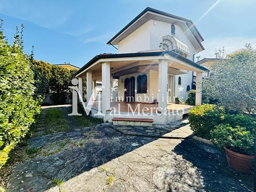 casa indipendente in vendita a Viareggio in zona Torre del Lago