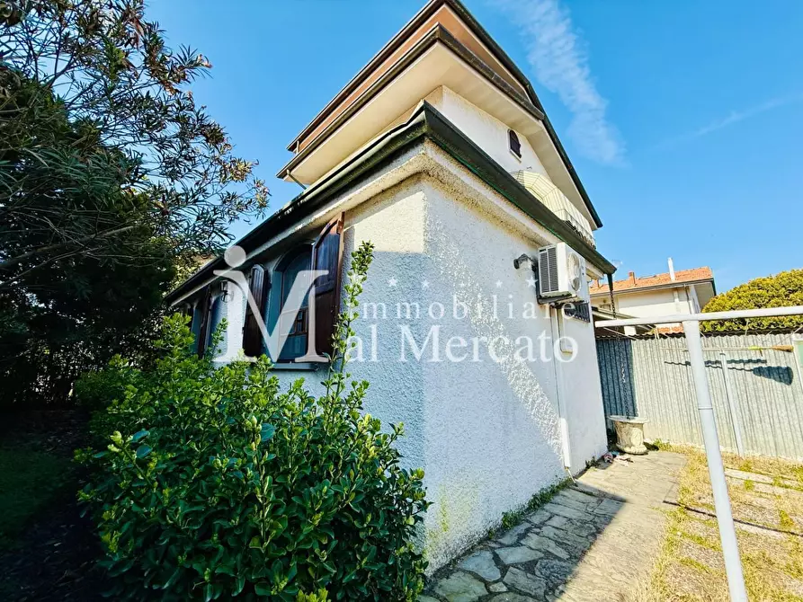 Immagine 49 di Villa in vendita  a Viareggio