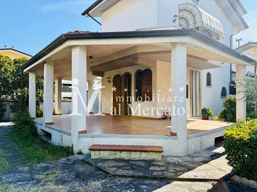 Immagine 2 di Villa in vendita  a Viareggio