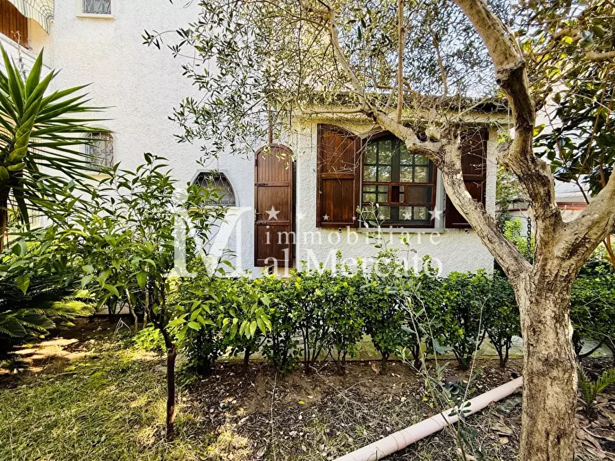 Immagine 51 di Villa in vendita  a Viareggio