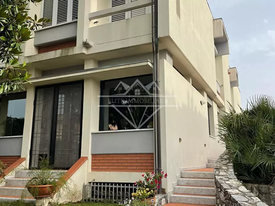 Immagine 3 di Casa bifamiliare in vendita  a Carrara