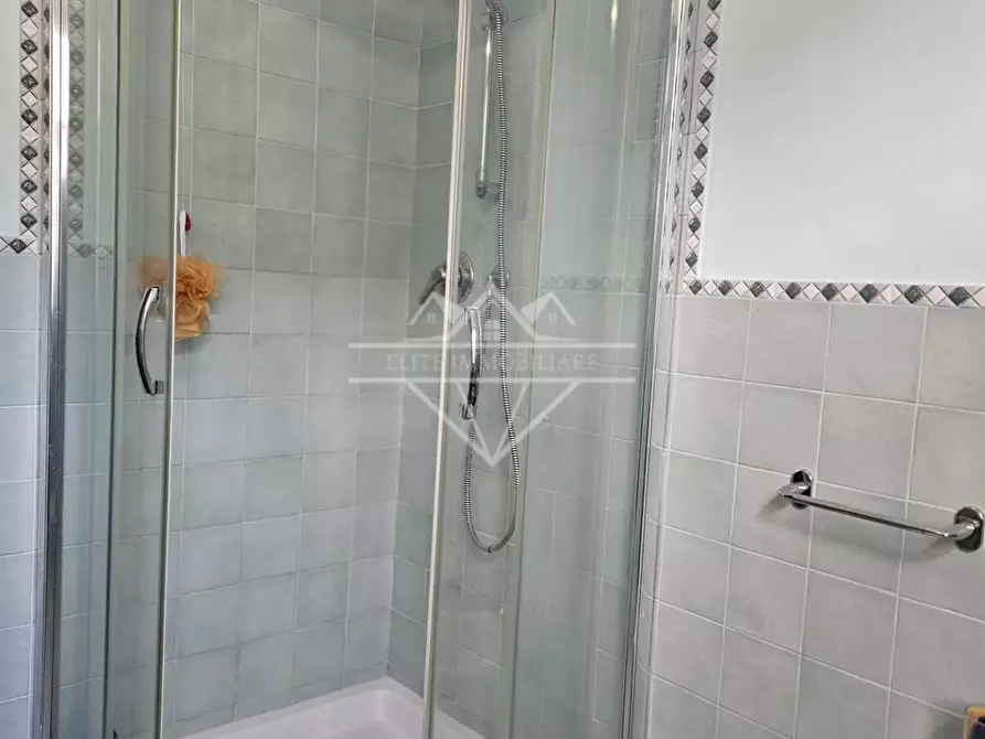 Immagine 36 di Casa bifamiliare in affitto  a Carrara