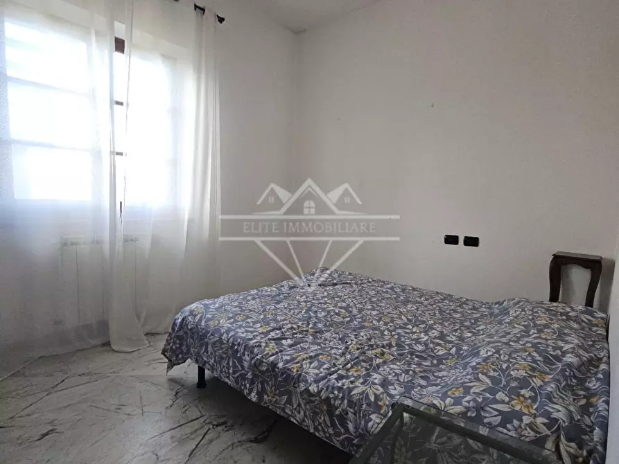 Immagine 25 di Casa bifamiliare in affitto  a Carrara