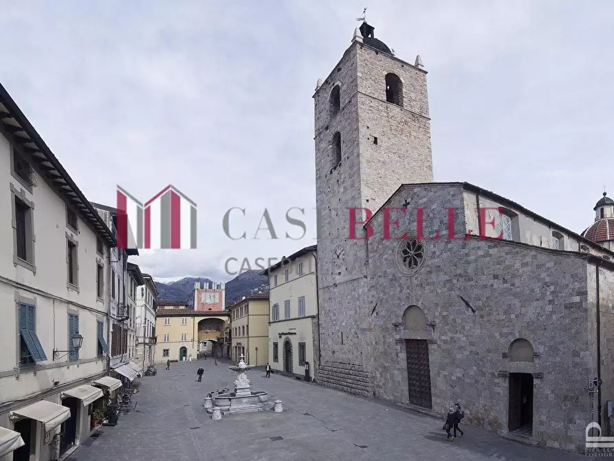 Immagine 4 di Negozio in vendita  a Camaiore