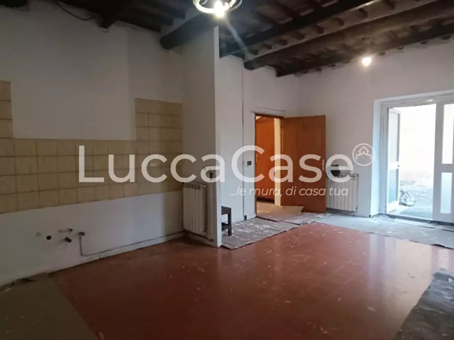 Immagine 2 di Appartamento in vendita  a Lucca