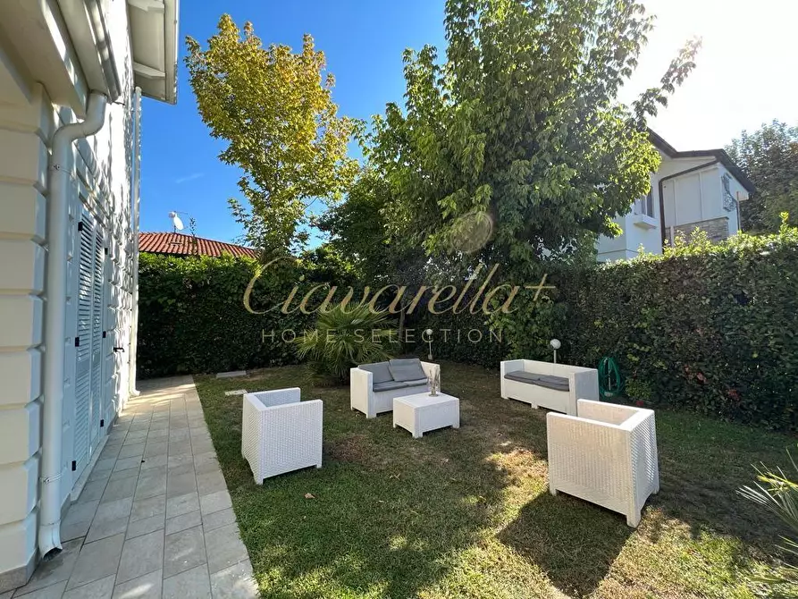 Immagine 4 di Villa in vendita  a Forte Dei Marmi