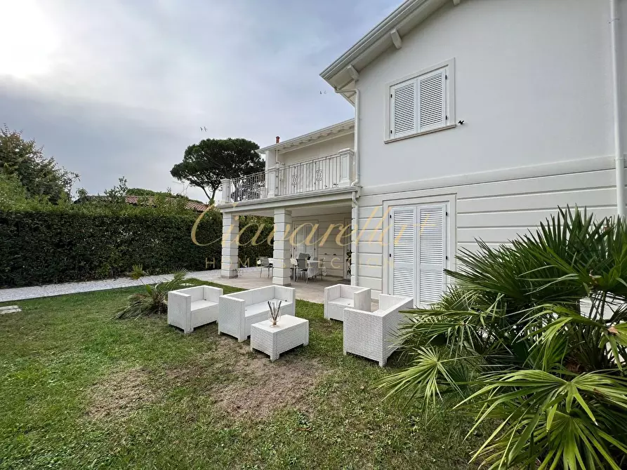Immagine 7 di Villa in vendita  a Forte Dei Marmi