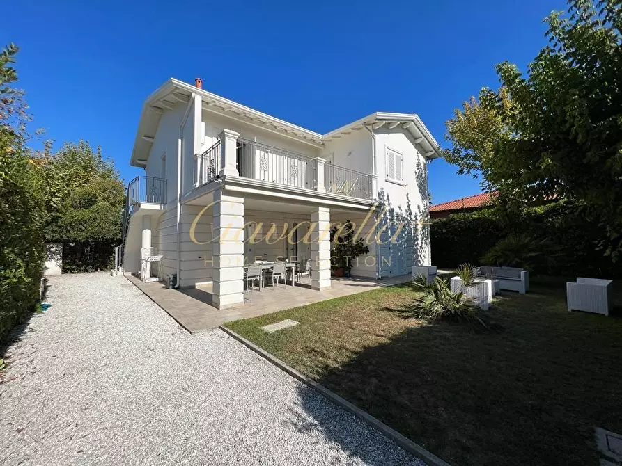 Immagine 3 di Villa in vendita  a Forte Dei Marmi