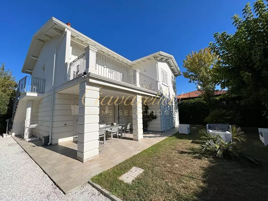 Immagine 2 di Villa in vendita  a Forte Dei Marmi