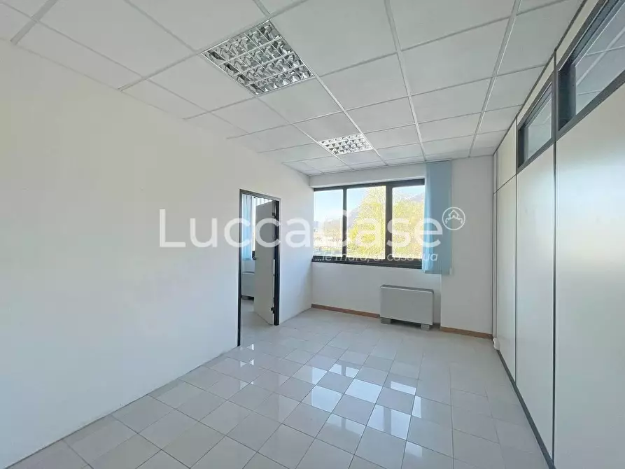 Immagine 14 di Ufficio in affitto  a Capannori