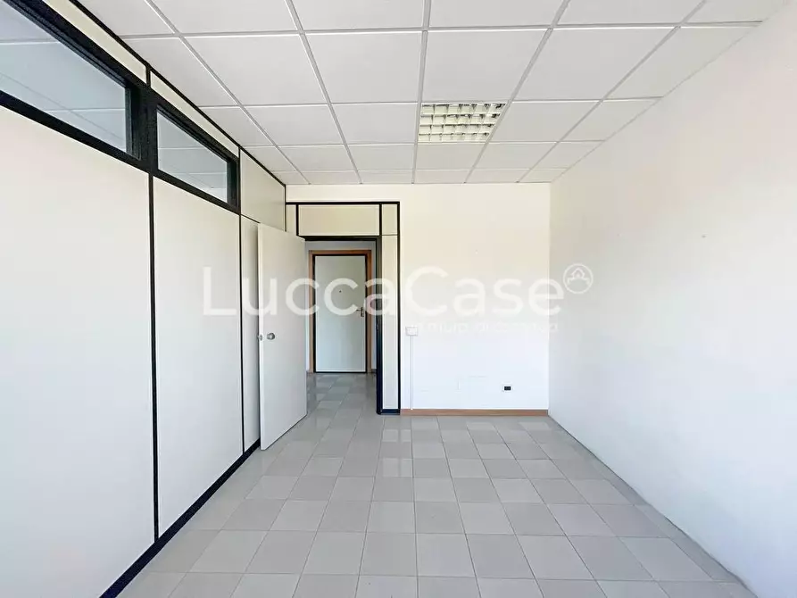 Immagine 15 di Ufficio in affitto  a Capannori