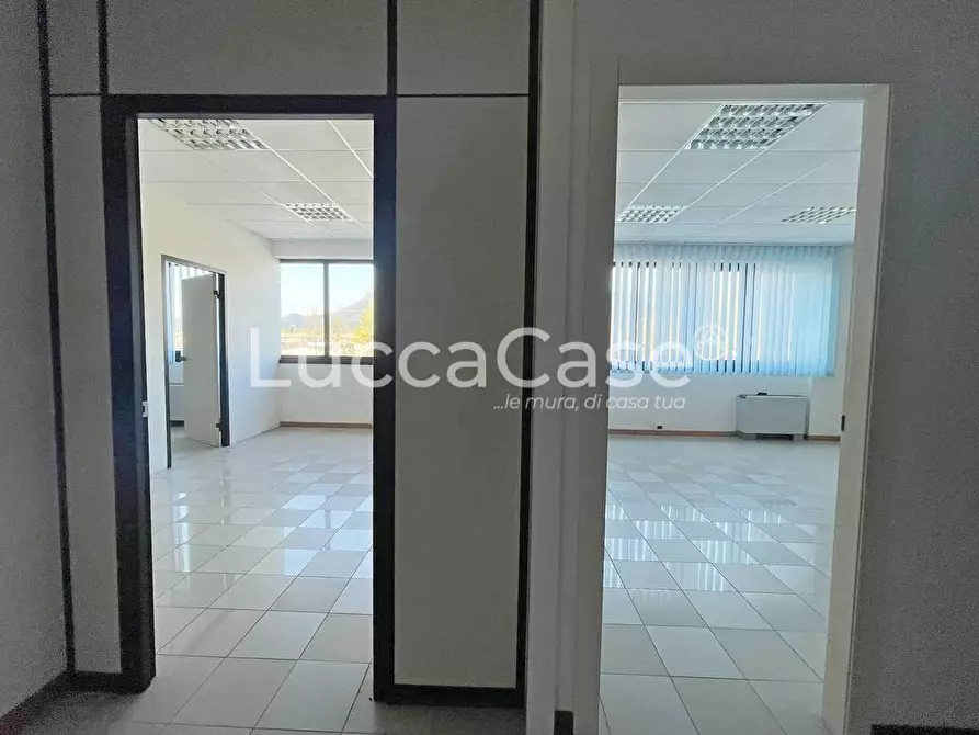 Immagine 11 di Ufficio in affitto  a Capannori