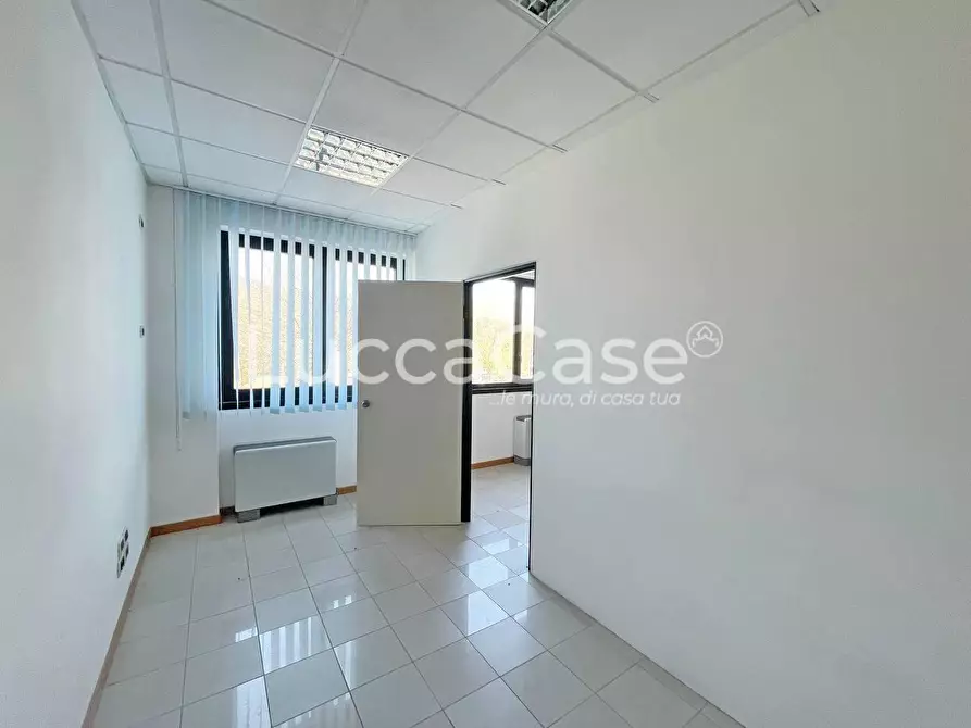 Immagine 10 di Ufficio in affitto  a Capannori