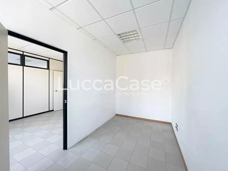 Immagine 9 di Ufficio in affitto  a Capannori