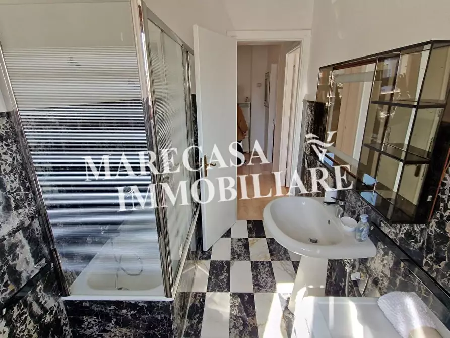 Immagine 17 di Appartamento in affitto  a Carrara