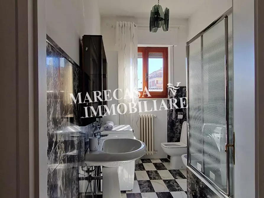 Immagine 15 di Appartamento in affitto  a Carrara