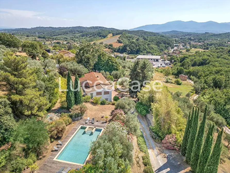 Immagine 1 di Casa colonica in vendita  a Capannori