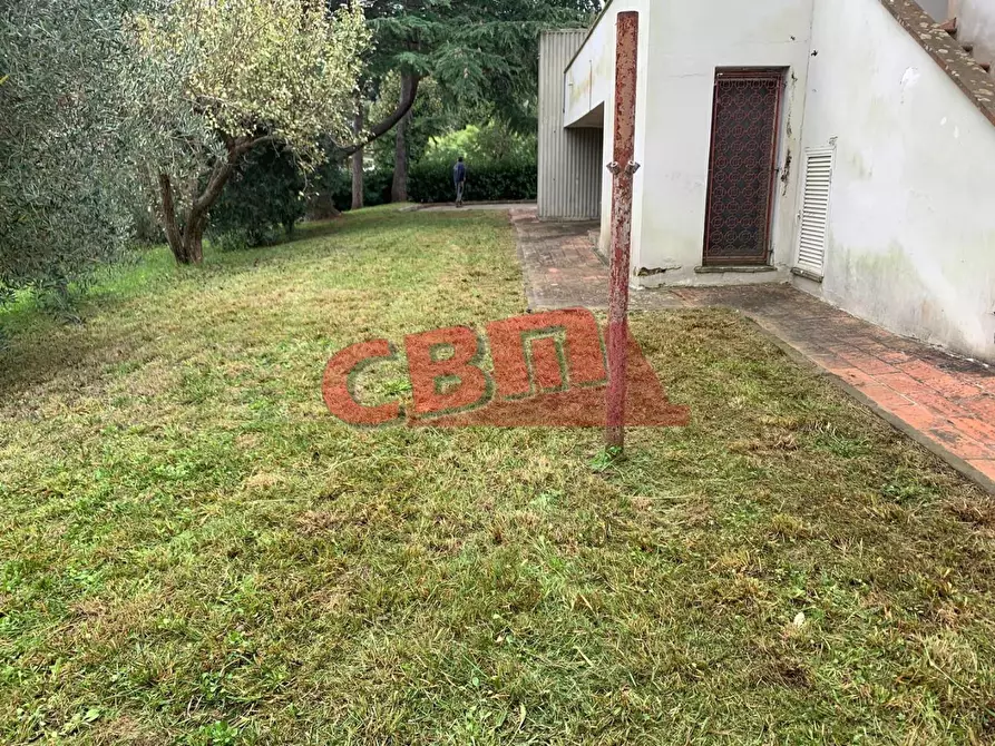 Immagine 38 di Villa in vendita  a Livorno