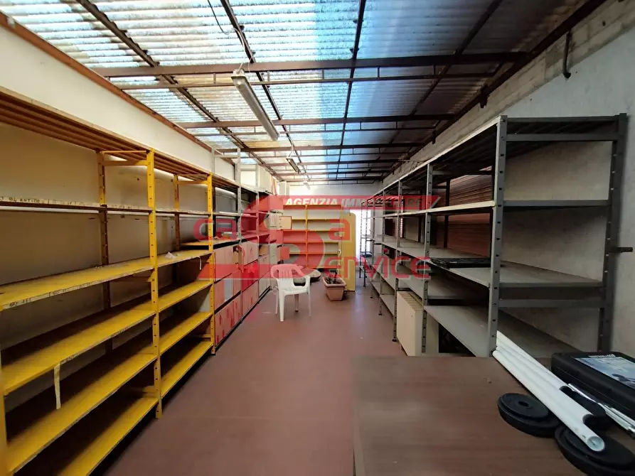 Immagine 4 di Locale commerciale in vendita  a Massa E Cozzile