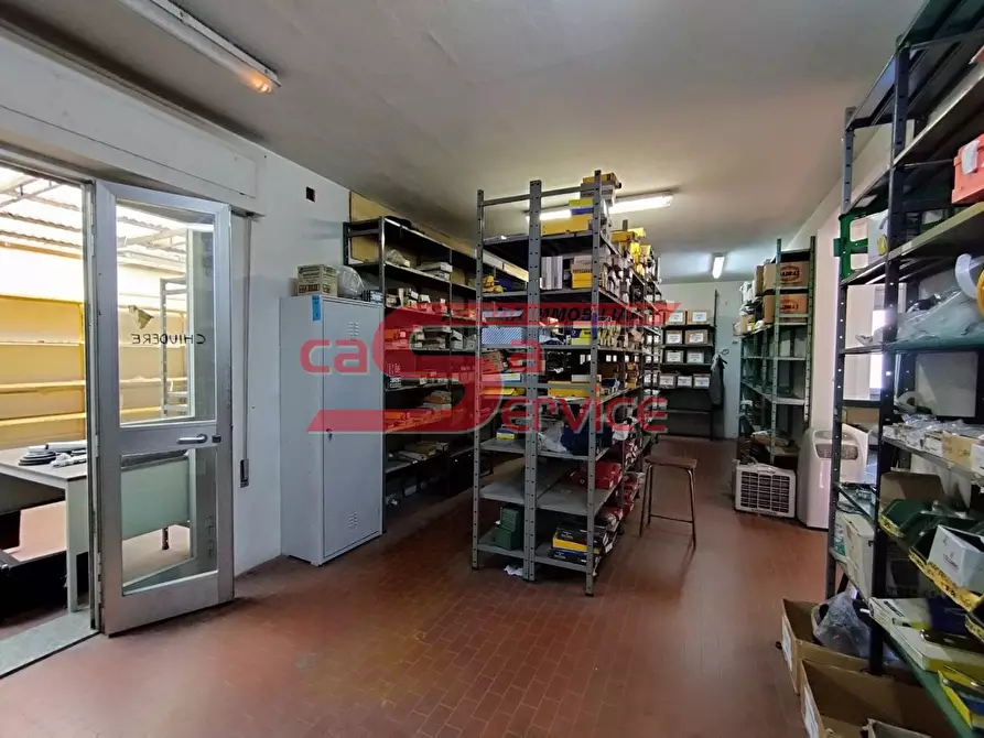 Immagine 6 di Locale commerciale in vendita  a Massa E Cozzile