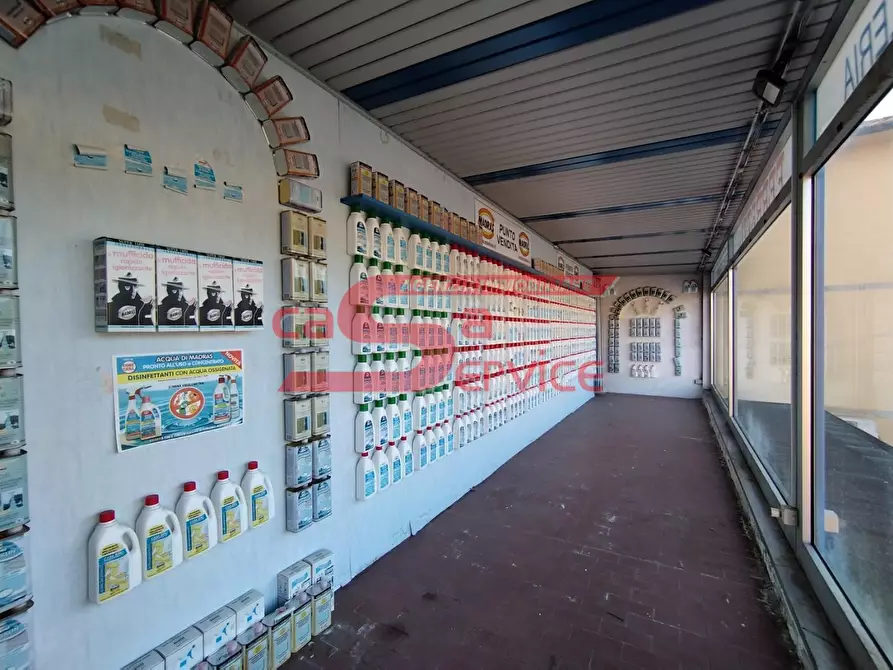 Immagine 7 di Locale commerciale in vendita  a Massa E Cozzile