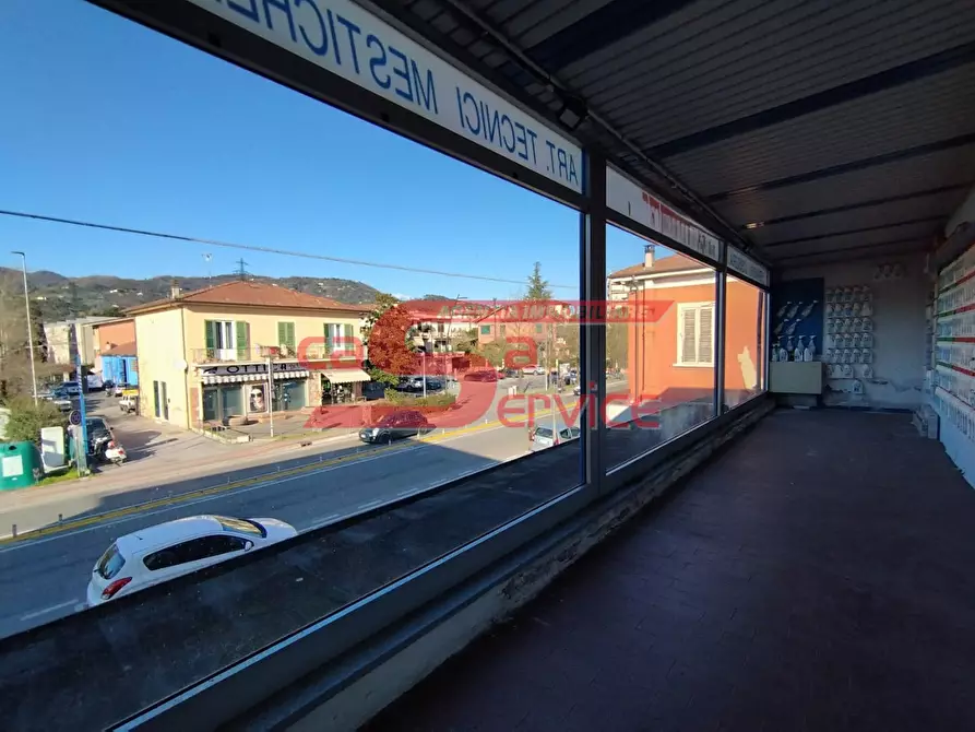 Immagine 9 di Locale commerciale in vendita  a Massa E Cozzile