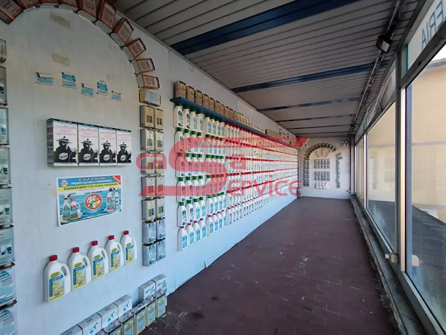 Immagine 3 di Locale commerciale in vendita  a Massa E Cozzile