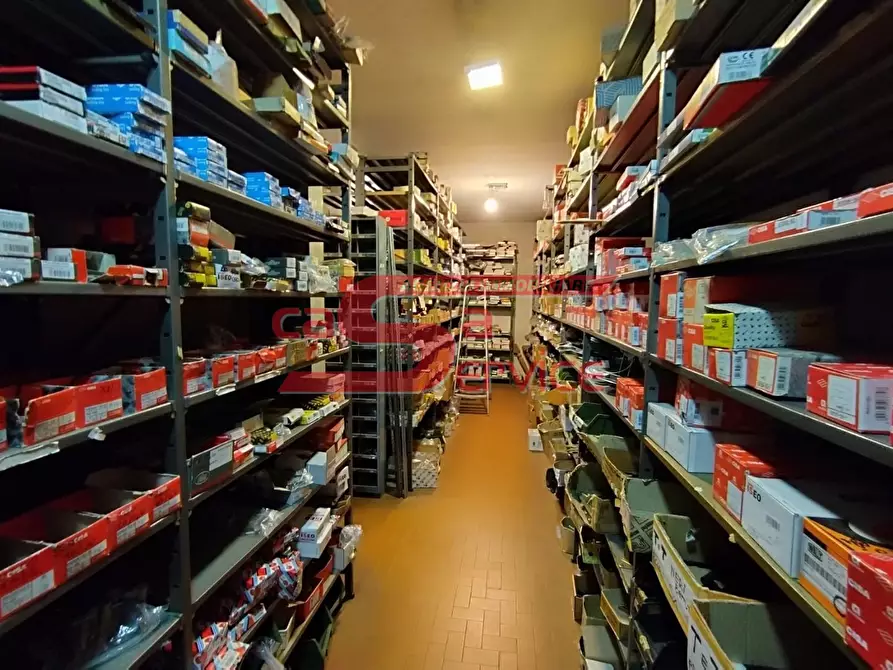 Immagine 8 di Locale commerciale in vendita  a Massa E Cozzile